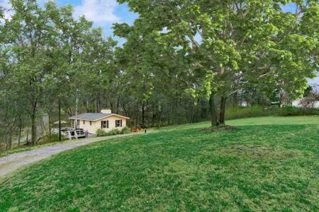 Harpers Ferry Cabin Hot Tub, Deck, Fire Pit, Wifi Exterior photo