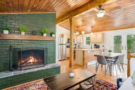 Harpers Ferry Cabin Hot Tub, Deck, Fire Pit, Wifi Exterior photo