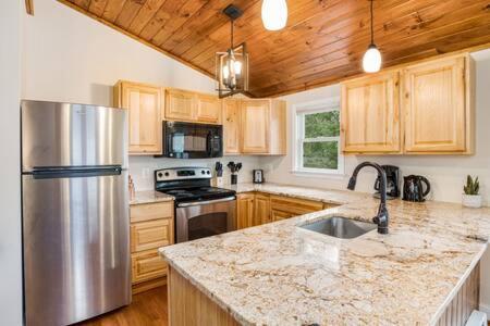 Harpers Ferry Cabin Hot Tub, Deck, Fire Pit, Wifi Exterior photo